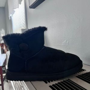 Black mini ugg